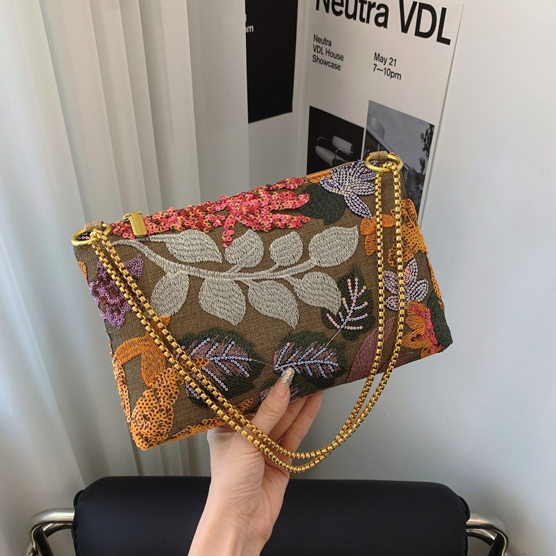 Sequins Embroidery Clutch Bag  - Embroidery Bali recensione e prezzo