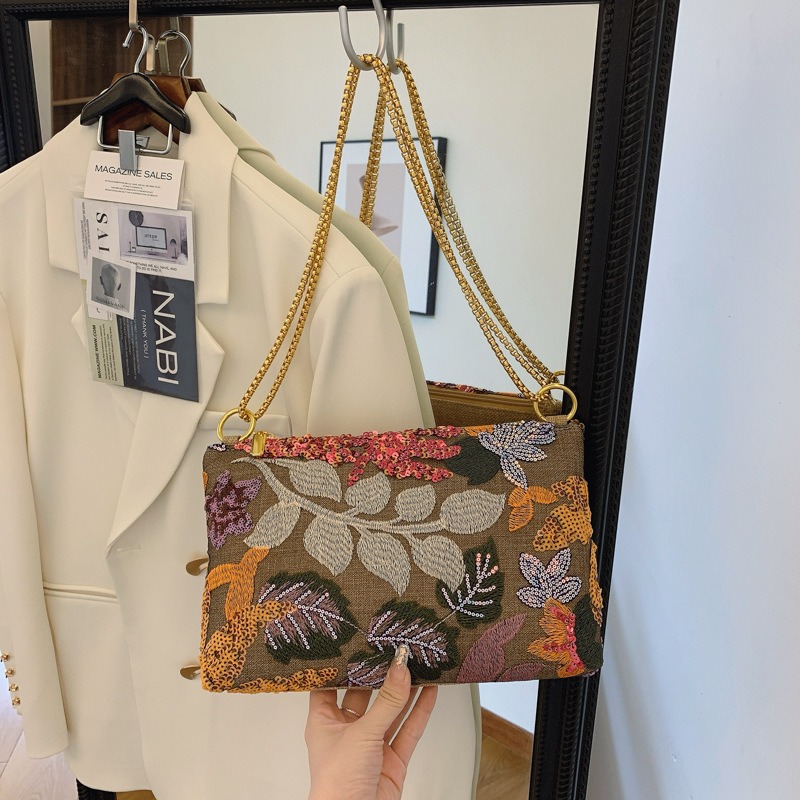 Sequins Embroidery Clutch Bag  - Embroidery Bali recensione e prezzo