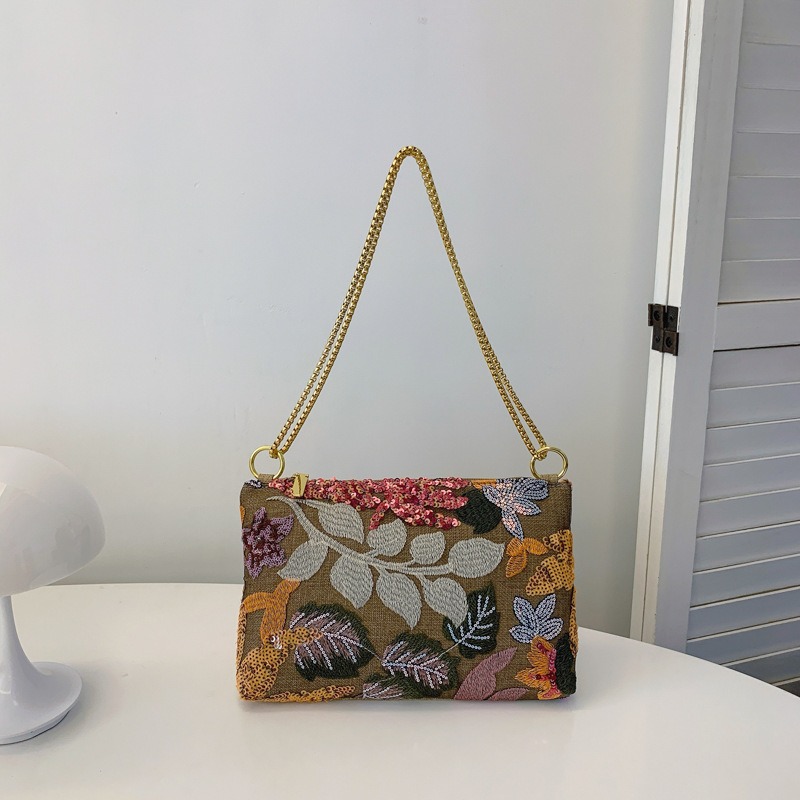 Sequins Embroidery Clutch Bag  - Embroidery Bali recensione e prezzo