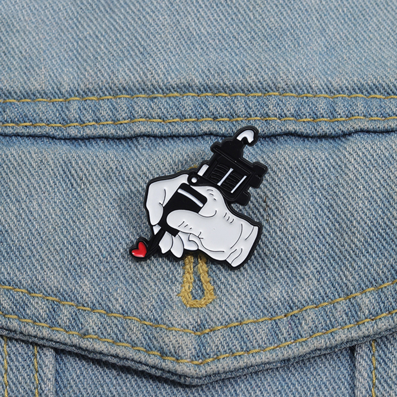 Love Heart Tattoo Enamel Pins  - Embroidery Love recensione e prezzo